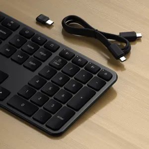 Satechi EX3 schlanke kabellose Tastatur in Space Black mit US-Layout, abgebildet mit USB-C-Kabel und Adapter.