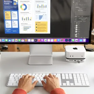 Satechi EX3 slim kabellose Tastatur mit US-Layout in voller Größe und Ziffernblock auf einem Schreibtisch, beim Tippen