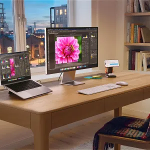 Satechi EX3 Slim Wireless Keyboard auf einem Schreibtisch in einem Homeoffice, mit flachen Tasten und einem klaren weißen Design.