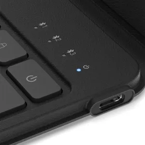 Satechi OntheGo Bluetooth-Tastatur mit nordischem Layout, schwarzer strukturierter Oberfläche, Statusanzeigen und Aussparung für den USB-C-Anschluss