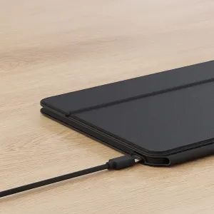 Satechi OntheGo Bluetooth-Tastatur mit Ständer, geschlossenes schwarzes Case mit nordischem Layout und eingestecktem USB-C-Kabel