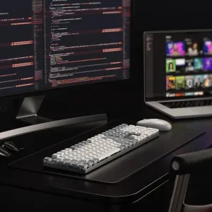 Satechi SM3 slim mekanisk bakgrunnsbelyst Bluetooth-tastatur, i full størrelse med 108 taster og US layout, i lys grå