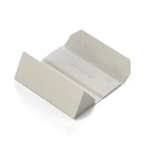 Satechi FindAll™ Brillenetui aus sandfarbenem veganem Leder, flach geöffnet, mit dreifach faltbarem Design und Apple Find My-Branding
