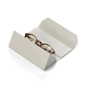 Satechi Brillenetui aus beigem veganem Leder mit Apple Find My, geöffnet mit Brille darin