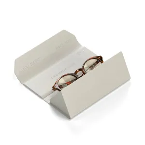 Satechi FindAll Brillenetui aus veganem Leder mit Apple Find My, geöffnet, mit Schildpatt-Brille darin