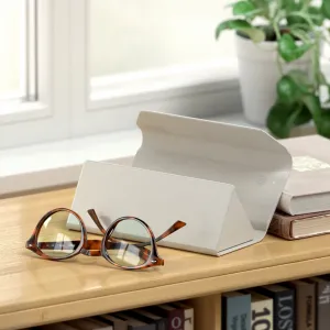 Satechi FindAll Brillenetui aus veganem Leder in Sand, geöffnet mit Brille in Schildpattoptik auf einem Schreibtisch