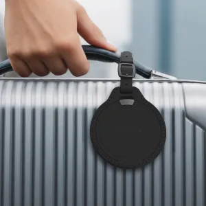 Svart bagasjelapp fra Satechi i vegansk skinn på et kofferthåndtak med Apple Find My-sporing