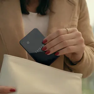 Satechi FindAll Wallet Card in Schwarz, schlanker Apple Find My-Tracker für Geldbörse oder Tasche