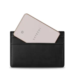 Satechi FindAll Wallet-Karte in Wüstenrose, teilweise in einen schwarzen Kartenhalter aus Leder eingeschoben