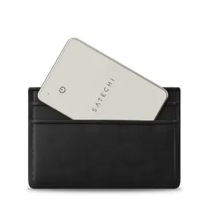 Satechi FindAll Brieftaschen-Ortungskarte, teilweise in eine schwarze Lederbrieftasche eingeschoben, sandfarbene Oberfläche