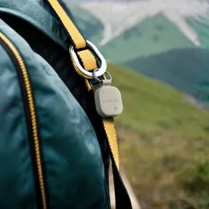 Satechi FindAll Schlüsselanhänger-Tracker aus veganem Leder, befestigt an einem Rucksackriemen in Sandgrau