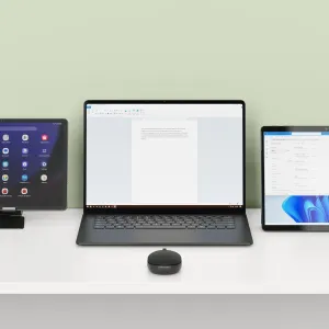 Satechi OntheGo Bluetooth-Maus auf einem Schreibtisch neben einem Laptop und zwei Tablets für die Nutzung mit mehreren Geräten