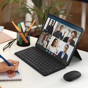 Satechi OntheGo Bluetooth-Maus in Schwarz neben einer Tablet-Tastaturhülle auf einem Schreibtisch am Arbeitsplatz