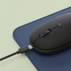 Satechi OntheGo Bluetooth-Maus in Schwarz mit angeschlossenem USB-C-Kabel, dargestellt auf einem blauen, vernähten Mauspad
