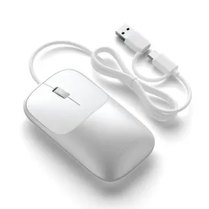 Satechi Slim LX kabelgebundene Maus in Weiß mit Scrollrad und USB-A-Adapter auf schwarzem Hintergrund.