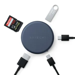 Satechi OntheGo 5-in-1 USB-C daudzportu adapteris indigo krāsā ar SD karti un USB-C kabeļiem uz melna fona