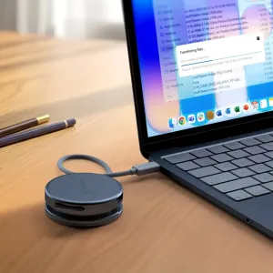 Satechi OntheGo 5-in-1 daudzportu adapteris, kas savienots ar klēpjdatoru uz galda failu pārsūtīšanai un uzlādei