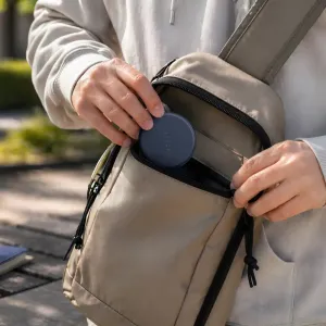 Satechi OntheGo 5-in-1 USB-C daudzportu adapteris, kompakts tumši pelēks disks, ievietots somas kabatā