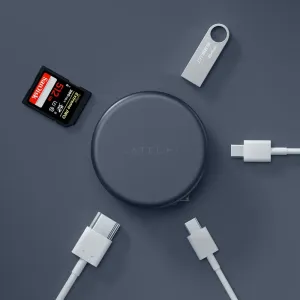 Satechi OntheGo 5-in-1 USB-C daudzpieslēgvietu adapteris ar atmiņas karti, USB zibatmiņu un kabeļiem uz tumšas virsmas