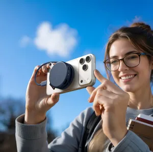 Satechi OntheGo 5-in-1 USB-C daudzportu adapteris, pievienots viedtālrunim, lietošanai ceļā