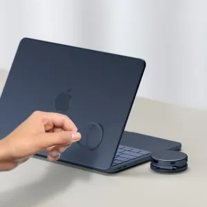 Satechi OntheGo 5-in-1 USB-C daudzportu adapteris blakus MacBook, ar redzamiem HDMI un SD kartes portiem