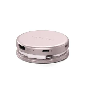 Satechi OntheGo 5-in-1 USB-C vairāku pieslēgvietu adapteris rozā tonī, ar HDMI un USB-C pieslēgvietām un pītu kabeļa glabātuvi.
