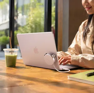 Satechi OntheGo 5-in-1 USB-C daudzportu adapteris, savienots ar MacBook, blāvi rozā krāsā