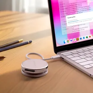 Satechi OntheGo 5-in-1 USB-C daudzportu adapteris, pieslēgts klēpjdatoram ar redzamu SD kartes slotu