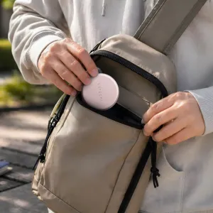 Satechi OntheGo 5-in-1 USB-C daudzportu adapteris rozā tonī, redzams, kā tas tiek ievietots pleca somā