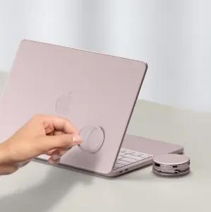Satechi OntheGo 5-in-1 daudzportu adapteris blakus rozā MacBook, ar magnētisku stiprinājumu aizmugurē