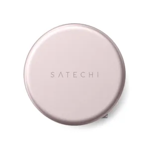 Satechi OntheGo 5-in-1 USB-C daudzportu adapteris sārtā tonī, apaļas ripas formas dizains ar SATECHI logotipu