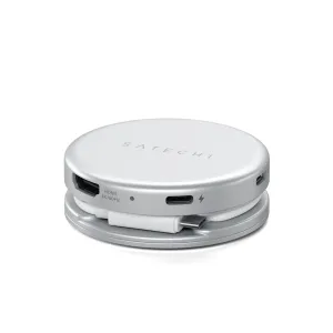 Satechi OntheGo 5-in-1 daudzportu adapteris ar HDMI un USB-C portiem, attēlots ar satītu kabeļa uzglabāšanu