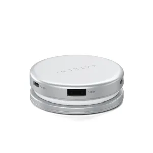 Satechi OntheGo 5-in-1 USB-C daudzportu adapteris sudraba krāsā, ar redzamiem USB-C un USB-A portiem kompaktā diska formas dizainā