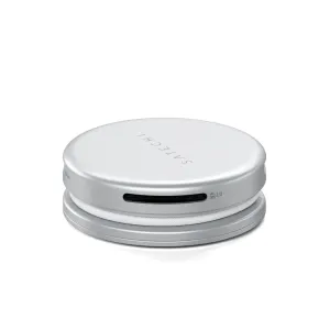 Satechi OntheGo 5-in-1 USB-C daudzportu adapteris ar sudraba diska formas dizainu, pītu kabeli un SD kartes slotu