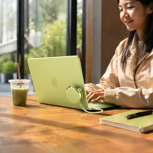 Satechi OntheGo 5-in-1 daudzportu adapteris, piestiprināts pie MacBook Neo USB-C uzlādei un displejam