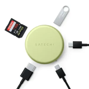 Satechi OntheGo 5-in-1 USB-C daudzportu adapteris ar SD karti un USB zibatmiņu, attēlots ar USB-C kabeļiem