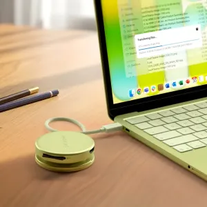 Satechi OntheGo 5-in-1 USB-C daudzportu adapteris, savienots ar klēpjdatoru uz galda, failu pārsūtīšanai