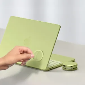 Satechi OntheGo 5-in-1 USB-C multiport adapteris blakus zaļam MacBook ar saskaņotu magnētisko stiprinājumu