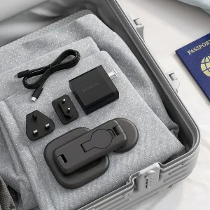 Faltbarer 3-in-1 Qi2-Ladeständer von Satechi mit Adapter und Kabeln im Koffer