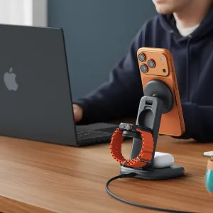 Satechi faltbarer 3-in-1-Wireless-Ladeständer mit iPhone und Apple Watch auf einem Schreibtisch