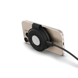 Satechi OntheGo™ 2-i-1 trådløs lader festet til en iPhone i gull, med USB-C-kabel tilkoblet