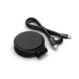 Satechi svart rund trådløs lader med teksturert topp, preget logo og fastmontert USB-C-kabel
