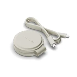 Satechi OntheGo™ 2-i-1 trådløs lader i sandfarge, med strukturert rund ladeplate og fastmontert USB-C-kabel