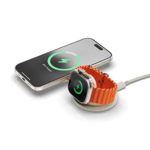 Satechi OntheGo 2-i-1 trådløs lader med iPhone og Apple Watch på et sammenleggbart Qi2-ladestativ