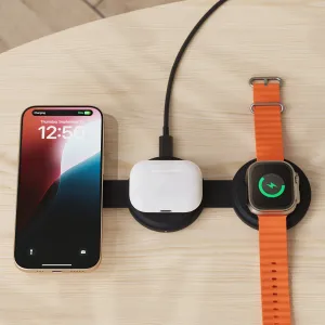 Satechi OntheGo 3-i-1 trådløs lader med iPhone, AirPods-etui og Apple Watch på en svart ladedokk