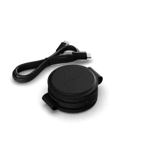 Satechi OntheGo 3-i-1 trådløs lader, svart kompakt rundt design med fastmontert USB-C-kabel og preget logo
