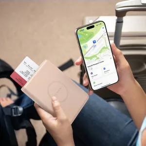Satechi kõrberoosa vegannahast passiümbris iPhone’i kõrval, millel on kuvatud Find My jälgimine