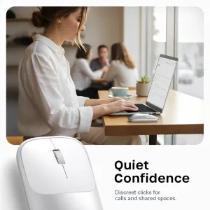 Satechi Slim EX Wireless Mouse i hvitt og grått, vist ved siden av en bærbar PC i et delt arbeidsområde