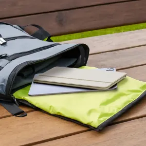 Faltbare Satechi OntheGo Tastatur auf einem Tablet in einem geöffneten Rucksack für mobiles Arbeiten