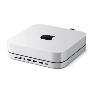 Satechi-alumiininen Stand Hub Mac Minille hopeanvärisenä, etupuolella näkyvät USB-C-, USB-A-, ääniliitäntä- ja kortinlukijaportit.